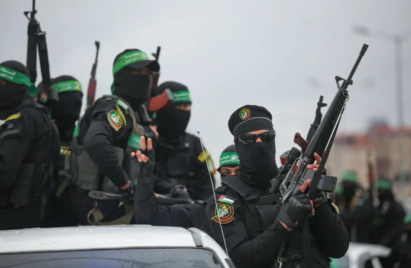 Hamas executa supostos espiões em Gaza após intensificação de ataques de Israel 1 Terroristas do Hamas em Gaza durante confronto com Israel