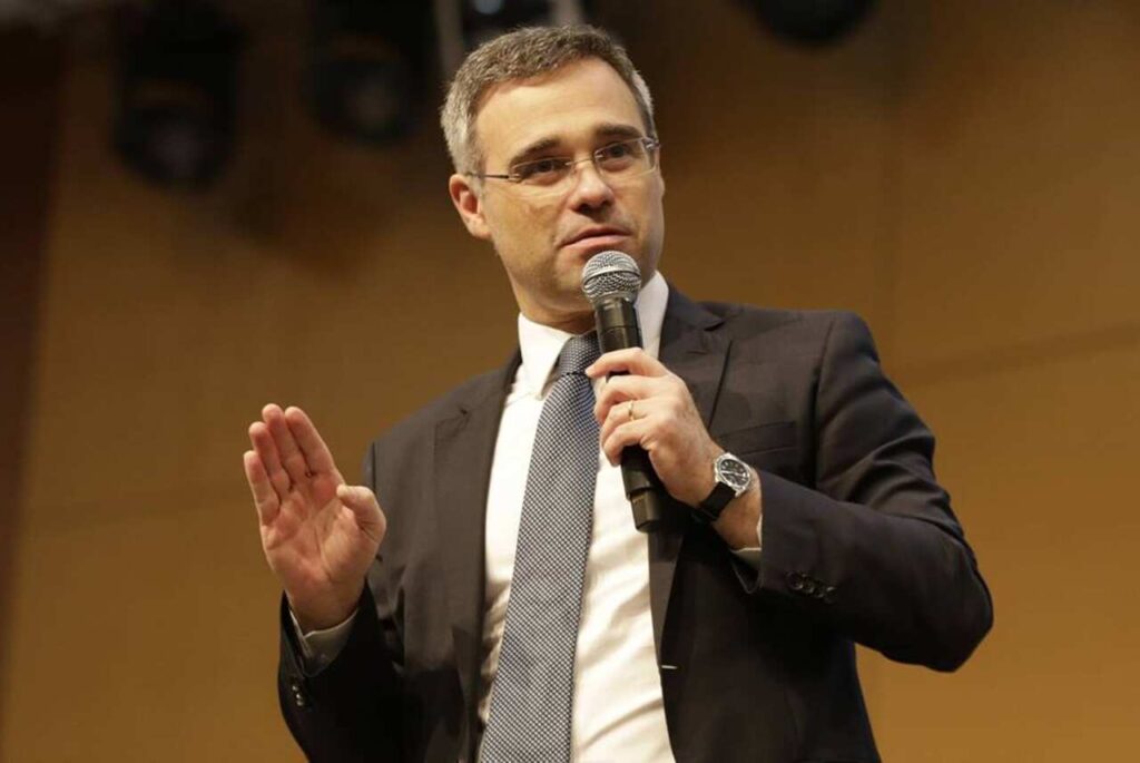 André Mendonça Destina Lucros de Empresa a Causas Sociais