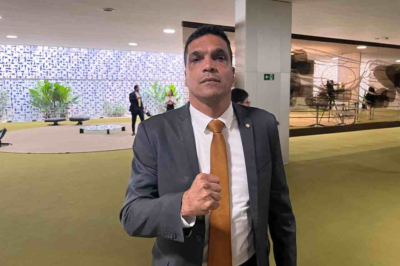Daciolo critica sistema político e propõe resistência espiritual