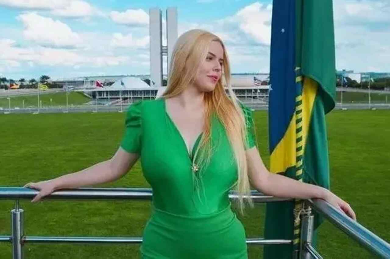 Fernanda Oliver comemora encerramento de processo judicial