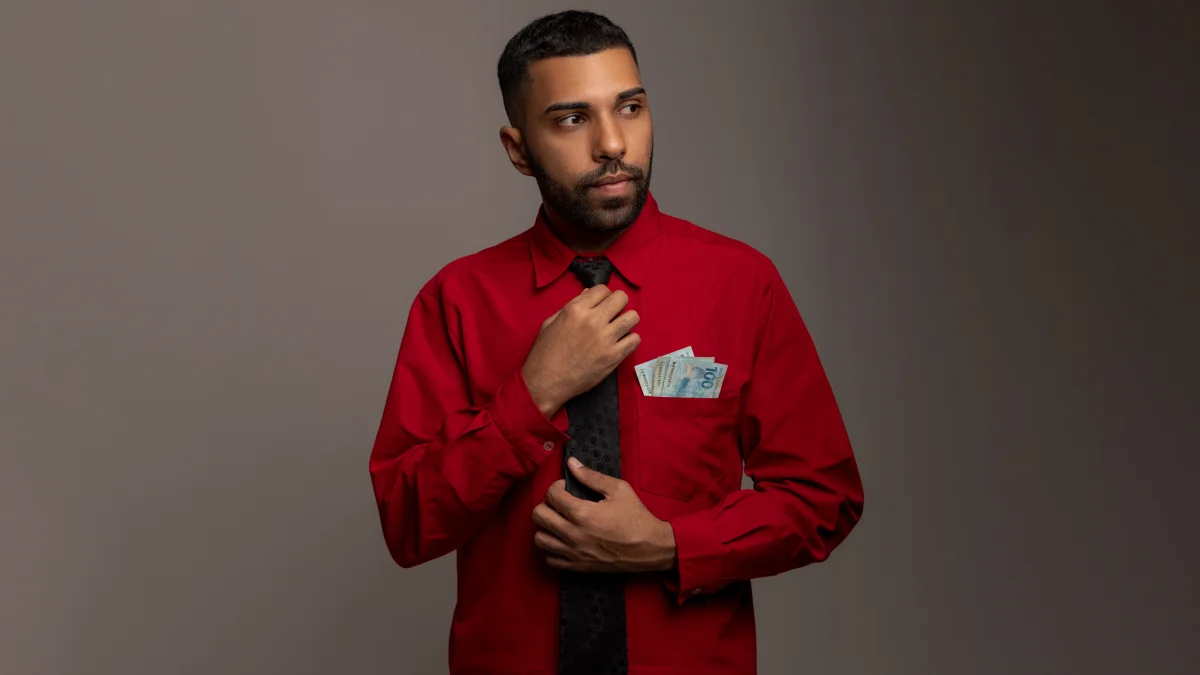 Humorista Alabashai causa polêmica em live com sinais de embriaguez