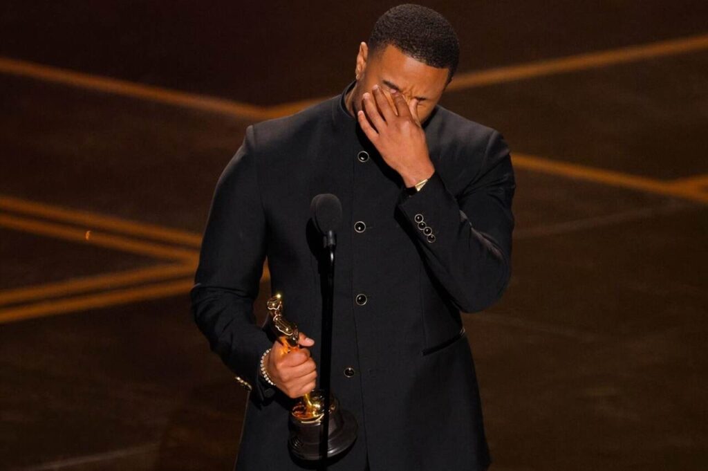 Michael B. Jordan exalta a fé ao vencer Oscar de Melhor Ator