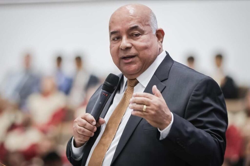 Pastor Ailton José Alves desencoraja fiéis de ver programas humorísticos