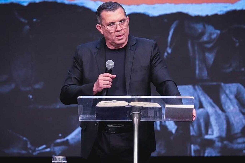 Pastor Cláudio Gama interrompe culto para corrigir músicos