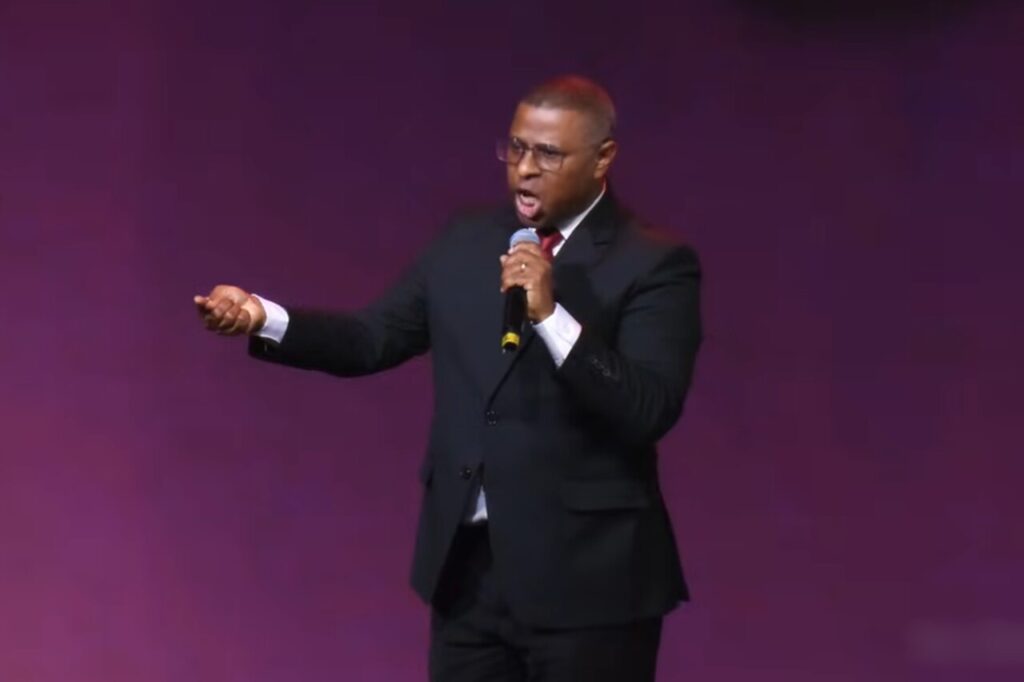Pastor Osiel Gomes critica feminismo em congresso cristão