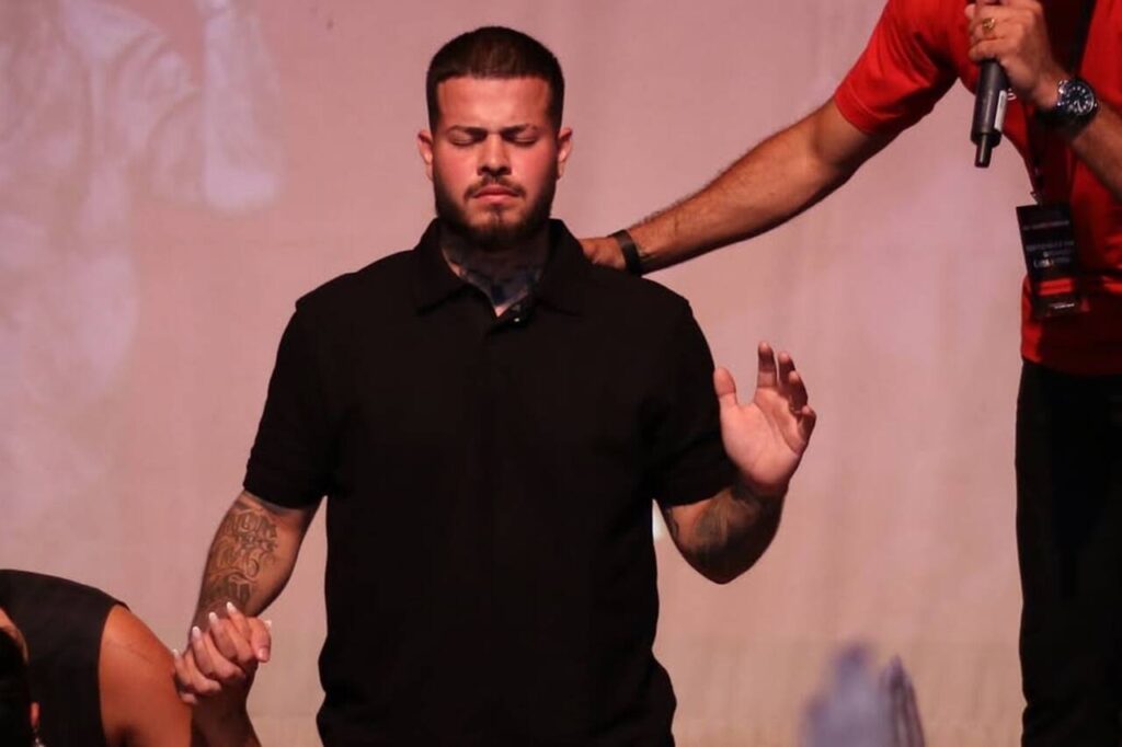 Cantor Jottapê é hospitalizado após desmaio e crise de ansiedade