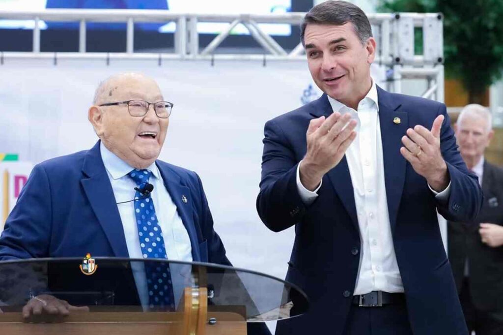 Flávio Bolsonaro busca apoio evangélico em campanha presidencial