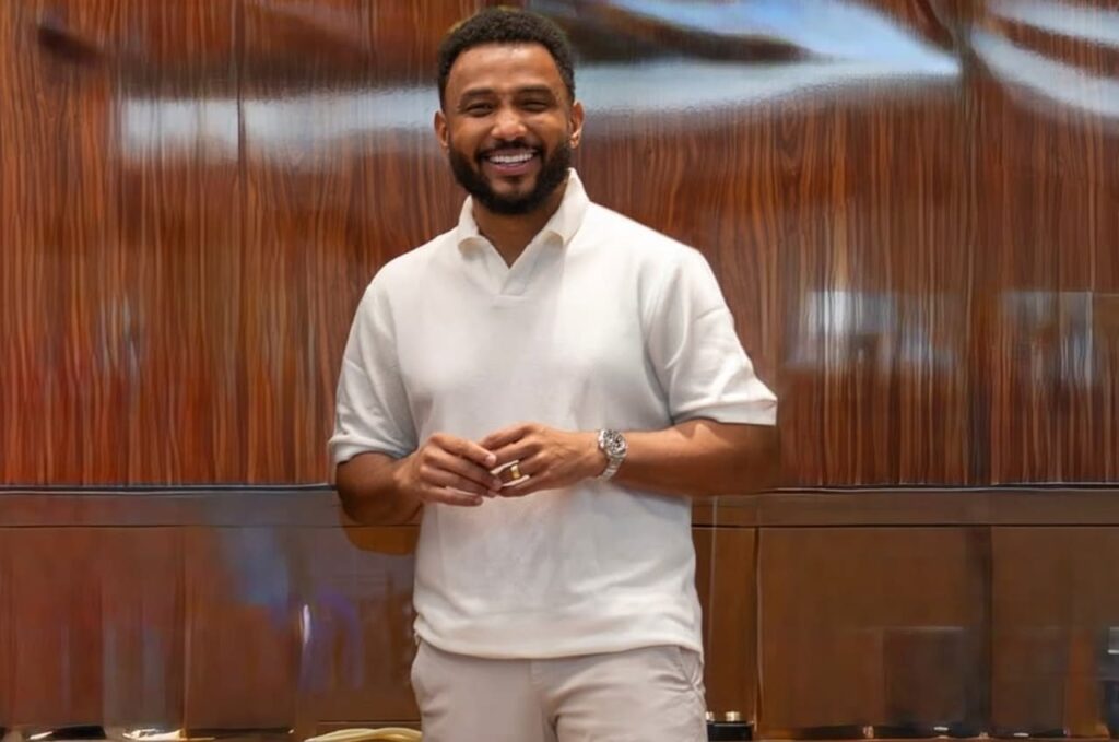 Eli Soares renova contrato com Universal Music e celebra conquistas