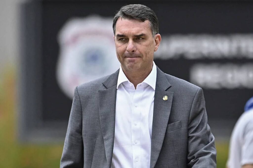 Flávio Bolsonaro apresenta queda significativa entre evangélicos