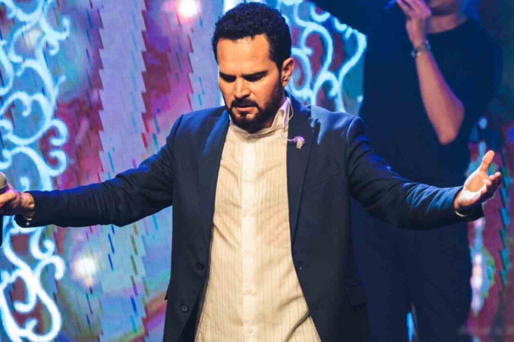 Luciano Camargo destaca humildade e adoração em culto
