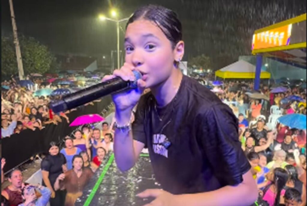 Maria Marçal ministra sob chuva em celebração em Pedro Velho