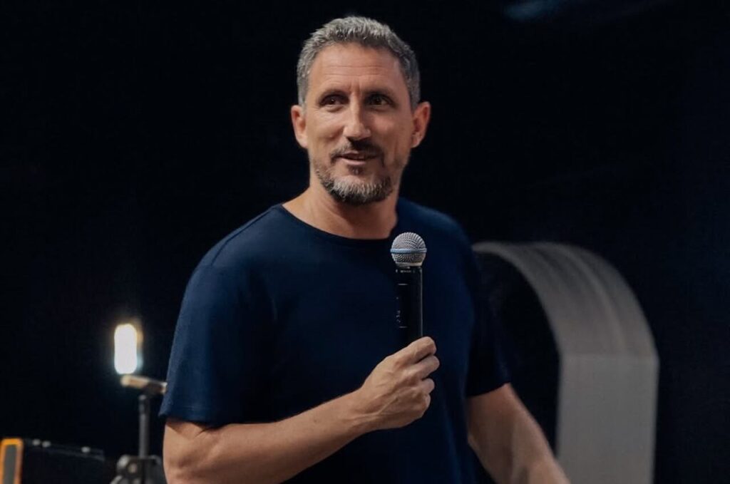 Pastor Telmo Martinello Desafia Comunismo em Pregação