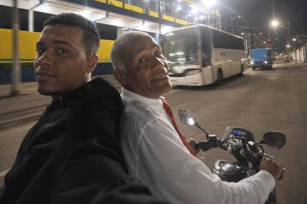 Deputado Isidório gera polêmica ao transportar carona de costas