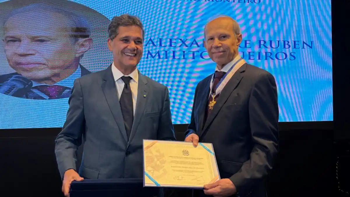 Pastor da Igreja Maranata Recebe Comenda do Espírito Santo