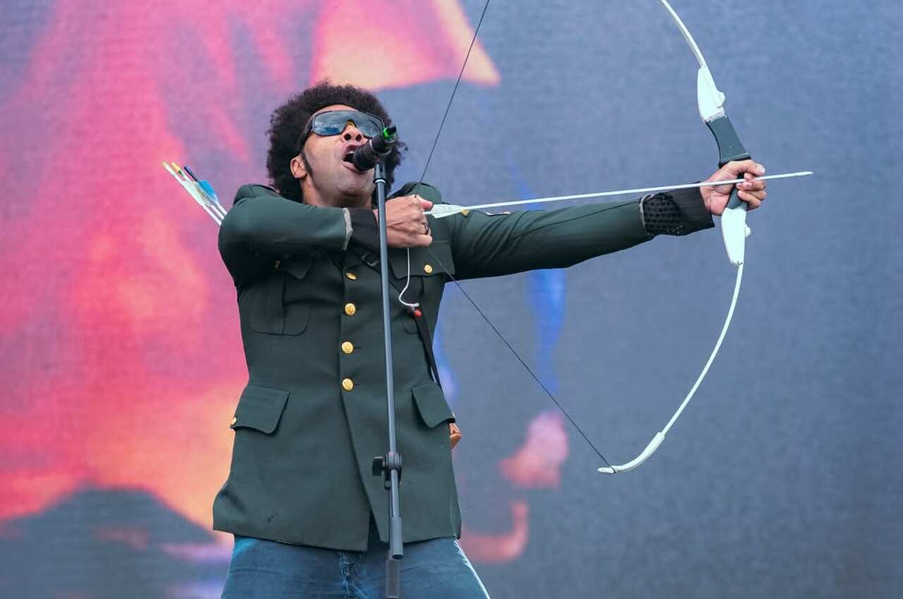 Thalles Roberto provoca controvérsia na Marcha para Jesus com arco e flecha
