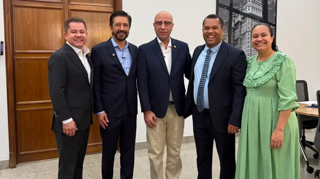 Deputados Oseias e Cezinha promovem diálogo entre pastor e prefeito