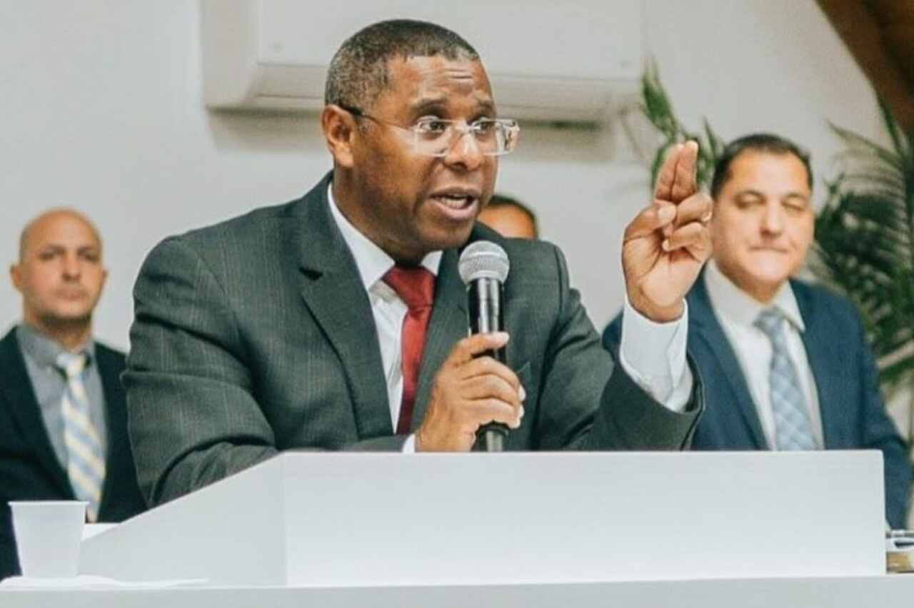 Pastor critica roupas curtas e uso de celular em Círculo de Oração