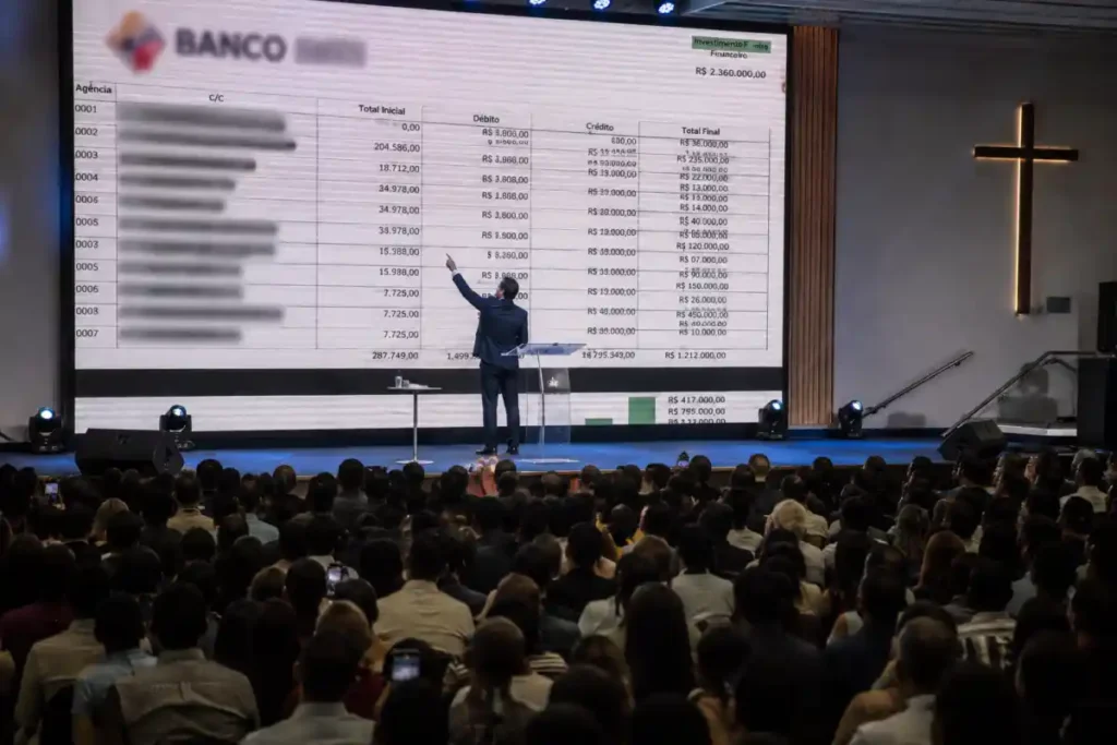 Pastor expõe finanças para rebater acusações de ostentação