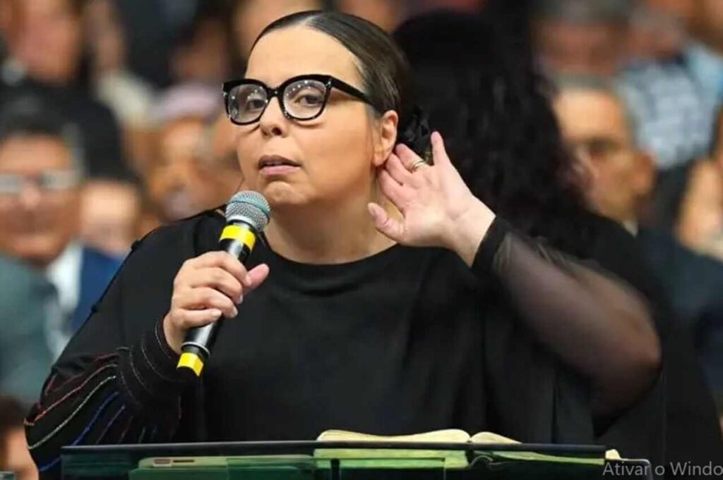 Pastora Helena Raquel defende independência da Igreja em congresso