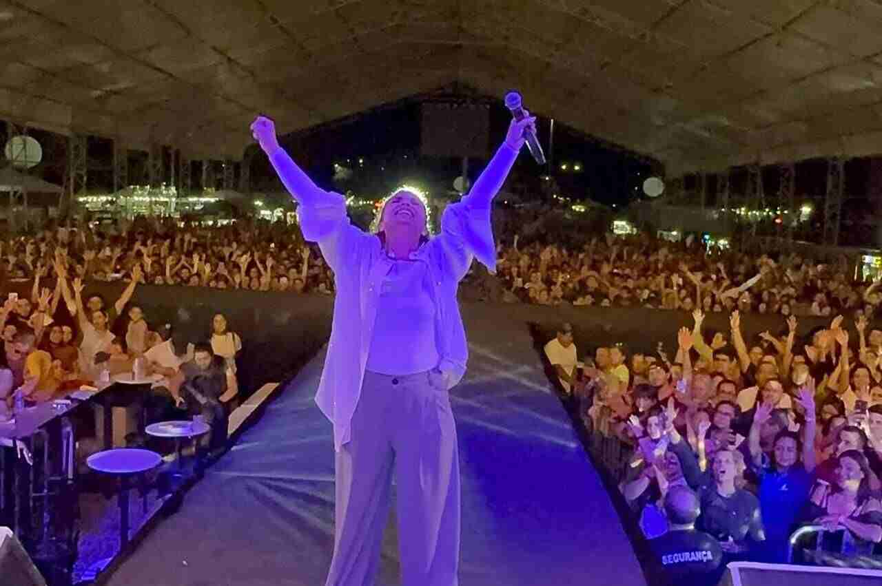 Aline Barros Louva e Reflete na Abertura do Carnaval 2025