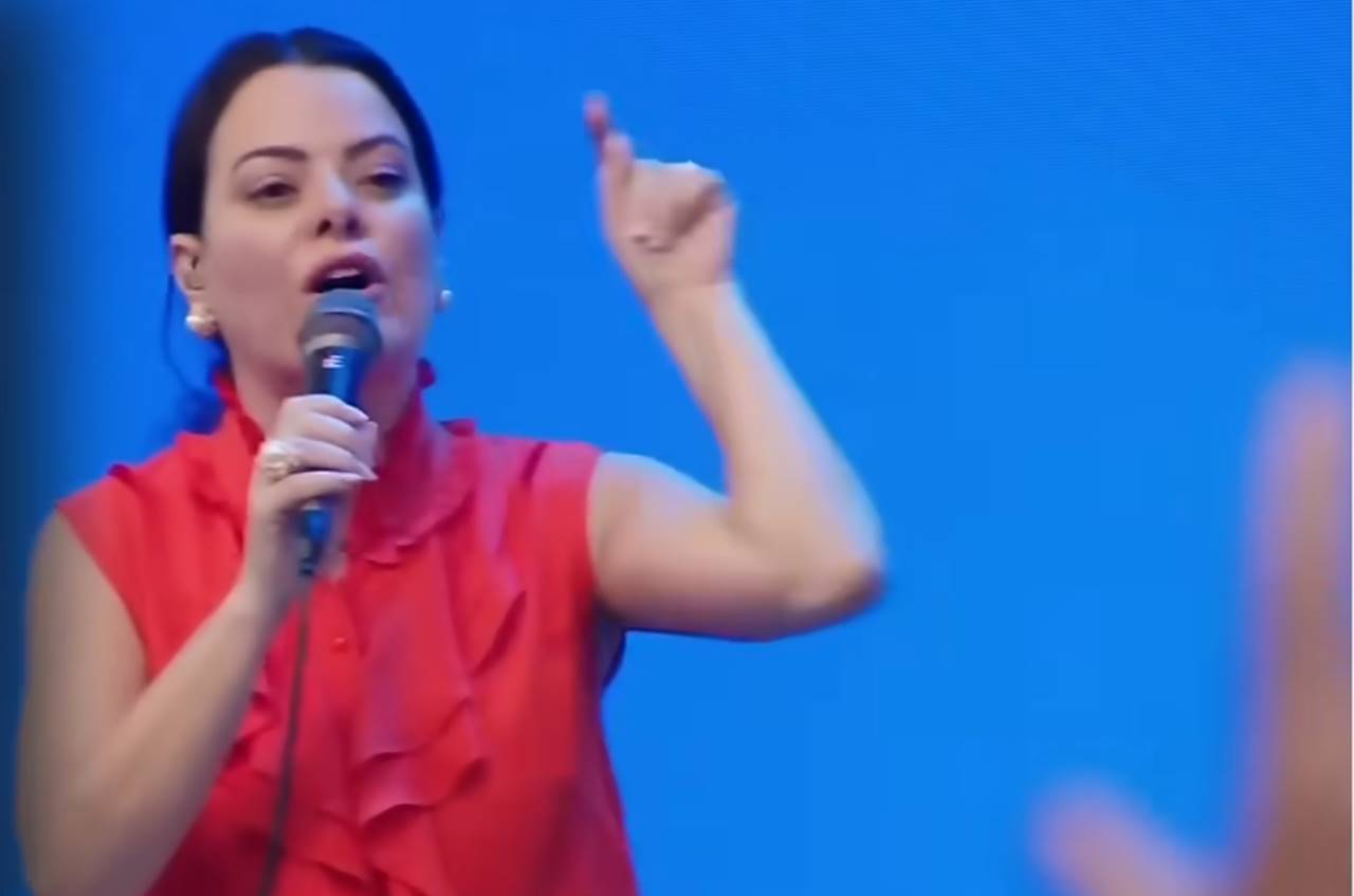 Ana Paula Valadão Critica Práticas de Igrejas em Pregação Impactante