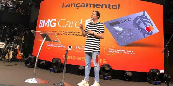 André Valadão apresenta cartão de crédito 'Fé' em culto