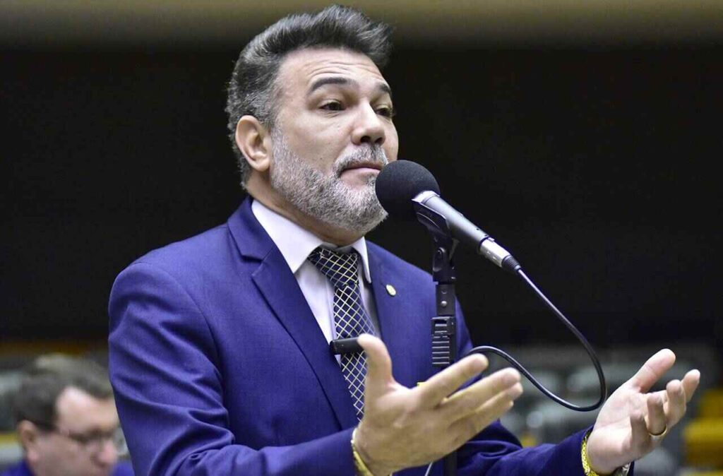 Marco Feliciano critica prisão domiciliar de Bolsonaro