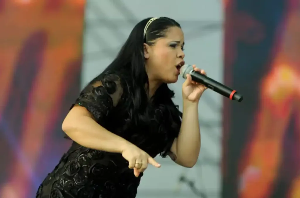 Cassiane Expressa Sofrimento com MK Music em Show Recentemente