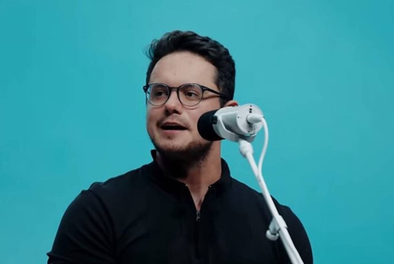Deive Leonardo critica evangélicos por comentários sobre batismo