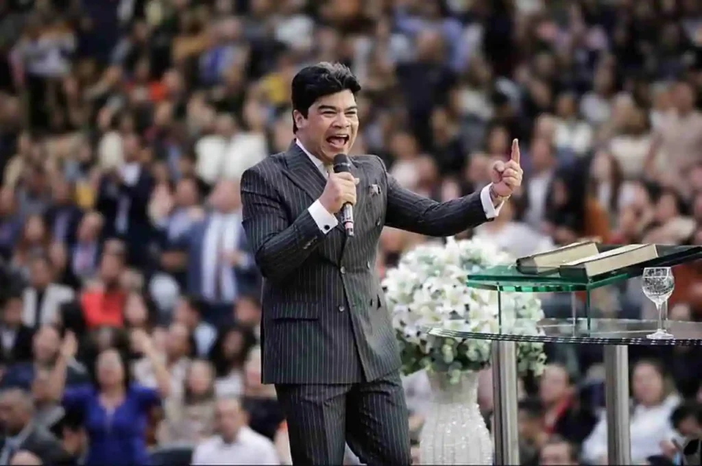 Pastor Samuel Mariano doa equipamento de som para missão no Ceará