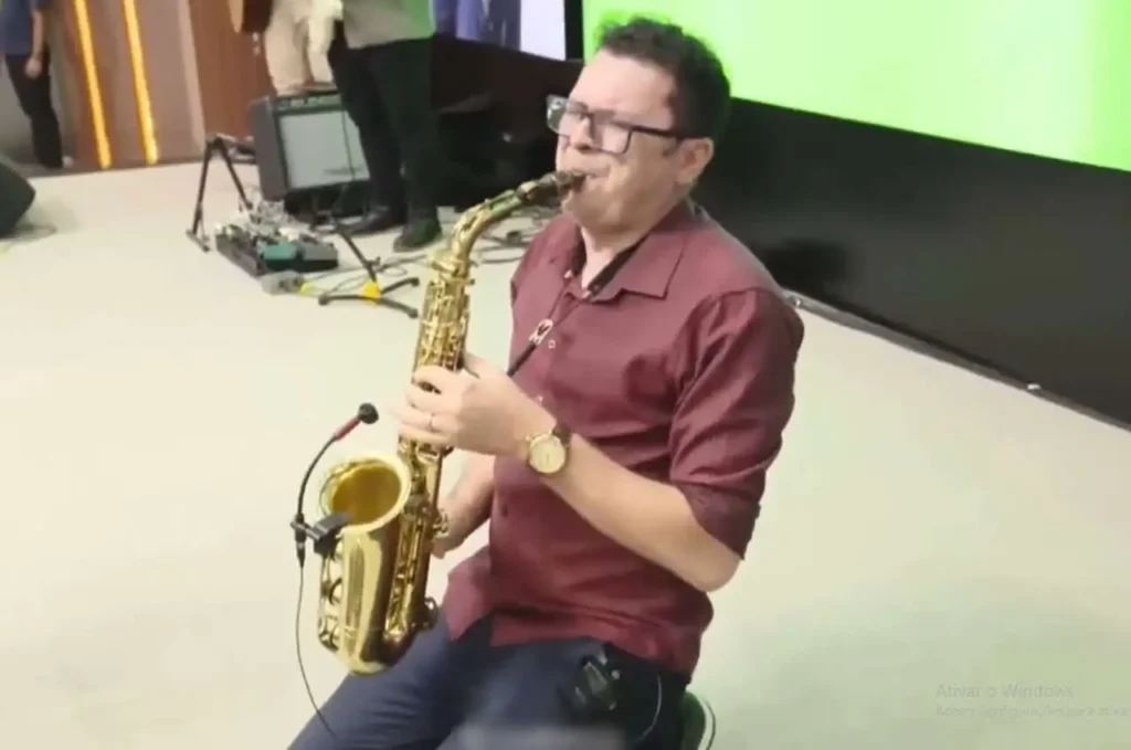 Saxofonista emociona congregação em culto de adoração